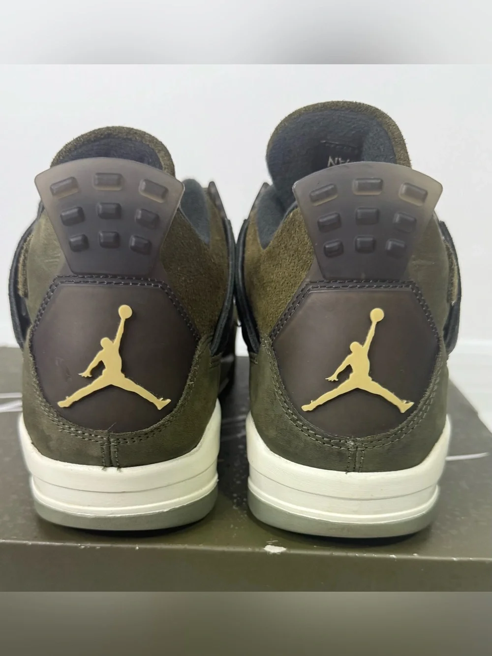 Jordan 4 Medium Olive/ Pale Vanilla Sz 10 Men